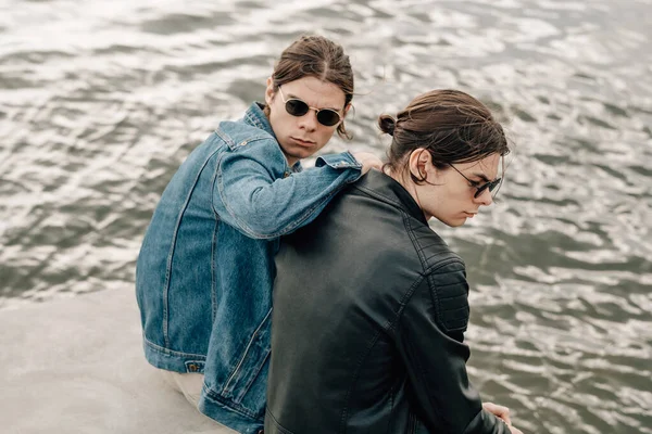 Due fratelli gemelli alla moda in posa sul molo vicino al fiume — Foto Stock