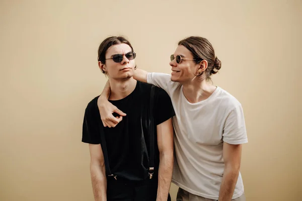 Портрет двух стильных братьев-близнецов в черно-белых футболках — стоковое фото