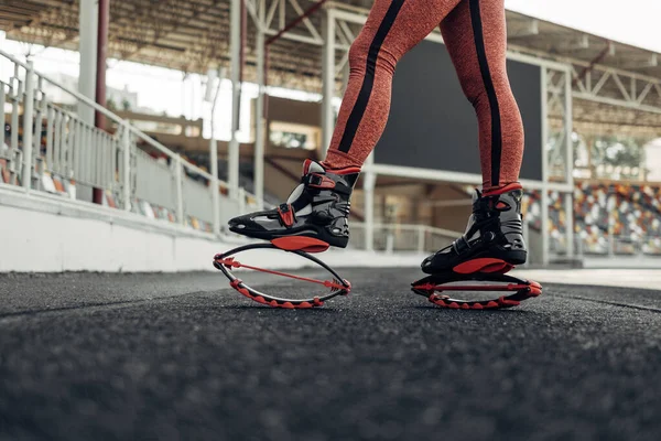 Retrato de um Esportes Fitness Girl Vestida Moda Roupa Sportswear Fazendo Kangoo Saltos Exercício e Treinamento no Estádio da Cidade, Estilo de Vida Saudável Conceito — Fotografia de Stock