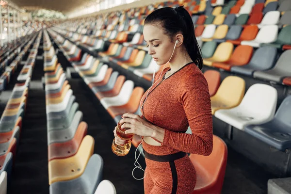 Portret van een sport fitness meisje gekleed mode sportkleding Outfit doet oefening en training in het Stadion van de stad, gezonde Lifestyle Concept — Stockfoto
