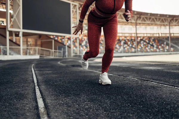 Retrato de um esporte Fitness Girl Vestida Moda Sportswear Roupa Fazendo Jogging e Run no Estádio da Cidade, conceito de estilo de vida saudável — Fotografia de Stock