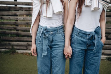 İki Genç Esmer İkiz Kız Kardeş 'in Portresi Kot ve Beyaz Tişört Giymiş, Sonsuza Kadar En İyi Arkadaş Konsepti