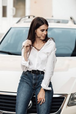 Araba, İş Kadını, Kadın Gücü Konsepti Yakınındaki Kot ve Beyaz Gömlekli Genç Bir Kadının Yakın Portresi