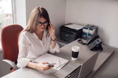 İş kadını laptopta kişisel ofisinde çalışıyor, Kadın Gücü Konsepti