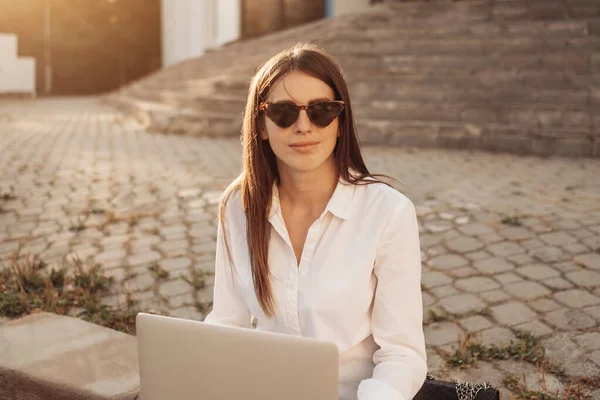 Porträtt av en moderiktig flicka klädd i jeans och vit tröja Arbeta på laptop, Frilansande arbetare, Business Lady, Kvinna Power Concept — Stockfoto