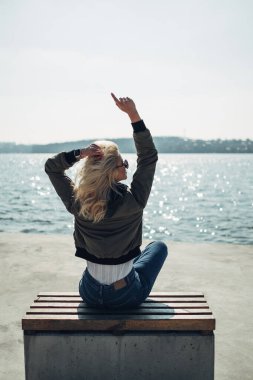 Göl kenarında eğlenen güzel sarışın kız