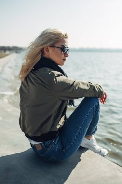 Göl kenarında eğlenen güzel sarışın kız