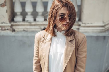 Sokakta Genç Moda İş Kadını Portresi