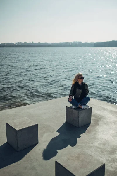 아름다운 금발의 소녀 데 재미 근처 의 호수 — 스톡 사진