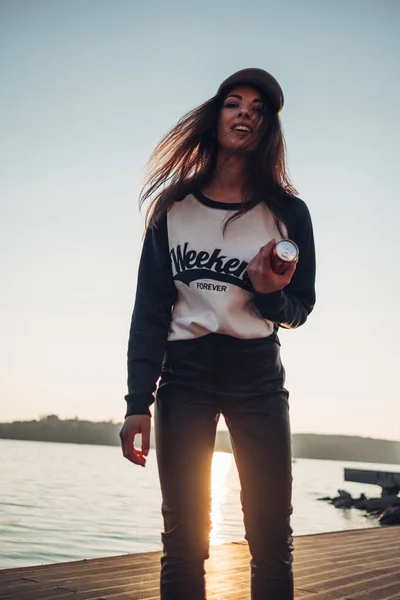 Schöne junge Hipster-Mädchen im Pullover mit dem Text "Wochenende für immer" am Strand bei Sonnenuntergang — Stockfoto