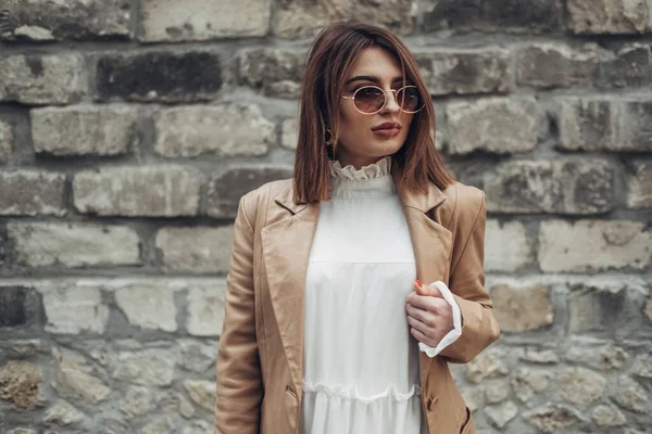 Retrato de una joven mujer de negocios de moda en la calle — Foto de Stock