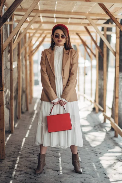 Retrato de una joven mujer de negocios de moda en la calle — Foto de Stock