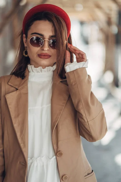Portrait of Young Fashionable Business Woman on the Street — Stock Photo, Image
