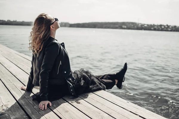 Portret stylowej młodej kobiety w czarnej skórzanej kurtce — Zdjęcie stockowe