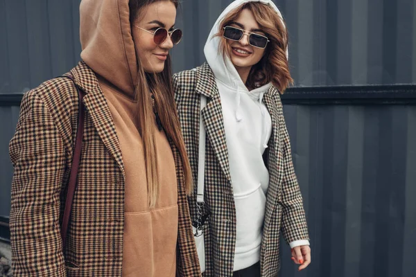 Retrato de dos chicas de moda, mejores amigos al aire libre, con chaqueta con estilo —  Fotos de Stock