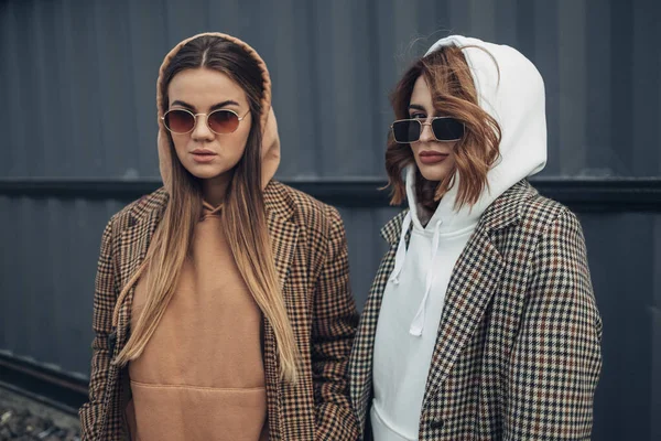 Retrato de dos chicas de moda, mejores amigos al aire libre, con chaqueta con estilo —  Fotos de Stock