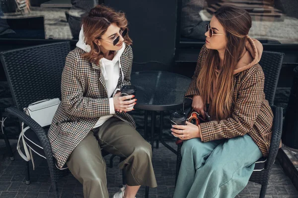 Портрет двух девушек моды, лучшие друзья на открытом воздухе, кофе-брейк ланч — стоковое фото