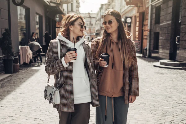 Portret van twee mode meisjes, beste vrienden buitenshuis, koffiepauze lunch op Sunny Day — Stockfoto