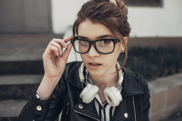 Летний портрет молодой девушки в черном пиджаке и черных очках — стоковое фото