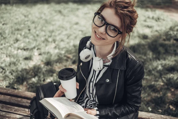 Outdoor Summer Portrait of Young Beautiful Girl in Black Leather Jacket Leads Livro no Parque — Fotografia de Stock