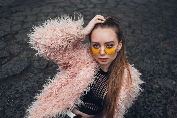 Close Up Portrait of One Stylish Girl in Pink Coat and Modern Yellow Sunglasses Posing on Street — Stock Photo, Image