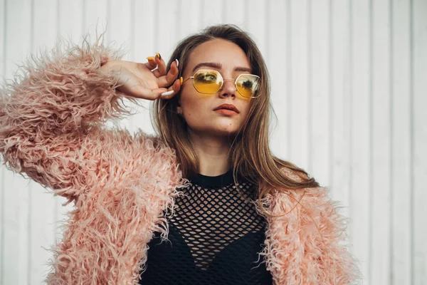 Close Up Portrait of One Stylish Girl in Pink Coat and Modern Yellow Sunglasses Posing on Street — Stock Photo, Image