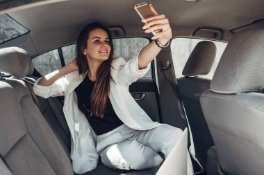 Beyaz Takım Elbiseli Moda Şık Kız Arabada Selfie Yapar