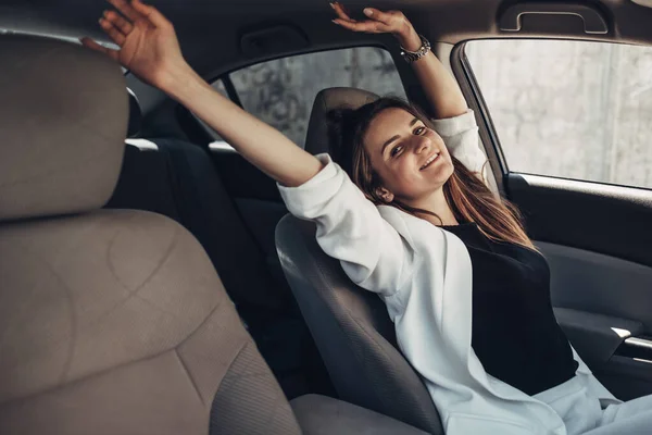 Moda elegante conductor chica en traje blanco sentado en el coche — Foto de Stock