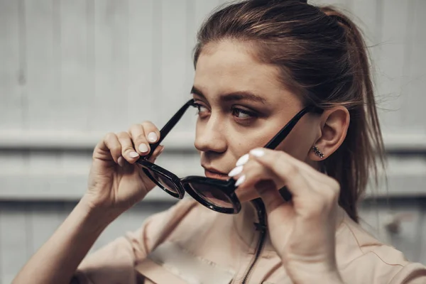 Portrait de fille élégante porte des combinaisons pour femmes et des lunettes de soleil noires — Photo