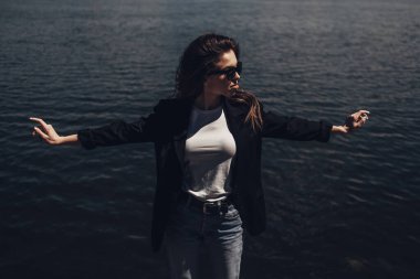 Şık Pretty Esmer Genç Kadın Açık Moda Portre