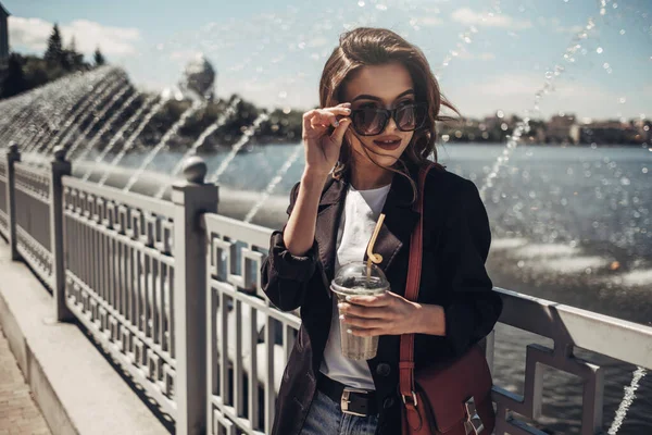 Retrato de moda de elegante bonita morena jovem mulher ao ar livre — Fotografia de Stock