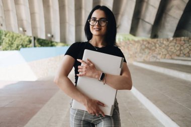 Laptop, Freelance Concept ile Siyah T-shirt Sevimli Esmer Kız Portresi