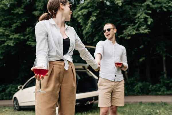 Jeune couple heureux habillé comme dans un t-shirt blanc s'amuser près de la voiture, week-end en dehors de la ville, vacances et voyage Concept — Photo