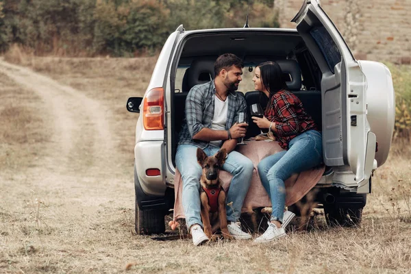 Szczęśliwa para podróżująca razem Ciesząca się wycieczką z psem, Koncepcja wakacji, Wakacje poza miastem — Zdjęcie stockowe