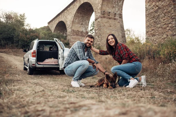 Birlikte Yolculuk Eden Mutlu Çiftler Köpek, Tatil Konsepti, Tatilleri Şehir dışında Keyifli Yolculuklar — Stok fotoğraf