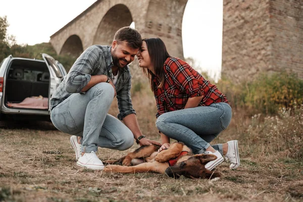 Birlikte Yolculuk Eden Mutlu Çiftler Köpek, Tatil Konsepti, Tatilleri Şehir dışında Keyifli Yolculuklar — Stok fotoğraf