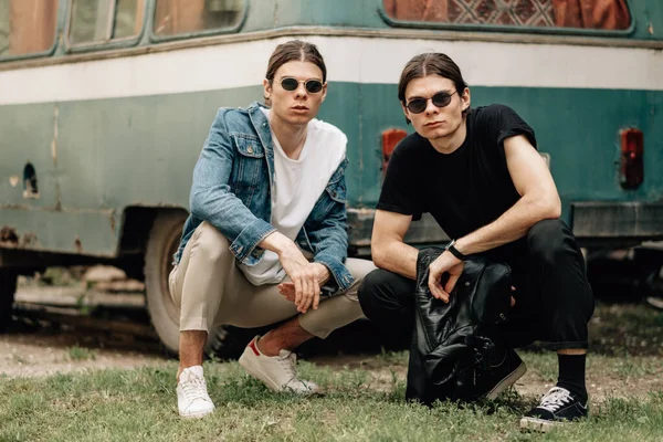 Due fratelli gemelli alla moda in posa — Foto Stock