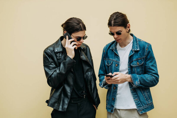 Close Up Portrait of Two Stylish Twins Brothers Using Smartphone — Stock Photo, Image