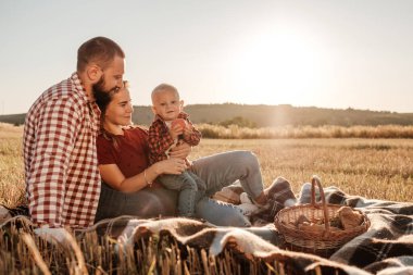 Mutlu Genç Aile Anne ve Baba Küçük Oğullarıyla Yaz Haftasonu Pikniği Sunny Day Sunset, Tatil Zamanı