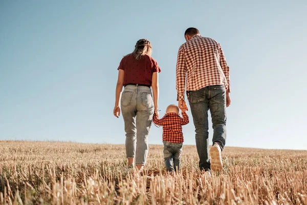 Happy Young Family Mom and Dad with Their Little Son Enjoying Summer Weekend Picnic Outside the City in the Field at Sunny Day Sunset, Vacation Time Concept — Stock Photo, Image