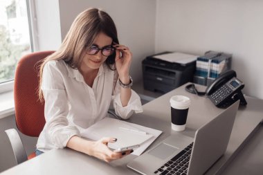 İş kadını laptopta kişisel ofisinde çalışıyor, Kadın Gücü Konsepti
