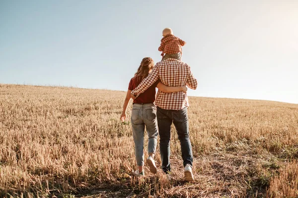 Mutlu Genç Aile Anne ve Baba Küçük Oğullarıyla Yaz Haftasonu Pikniği Sunny Day Sunset, Tatil Zamanı