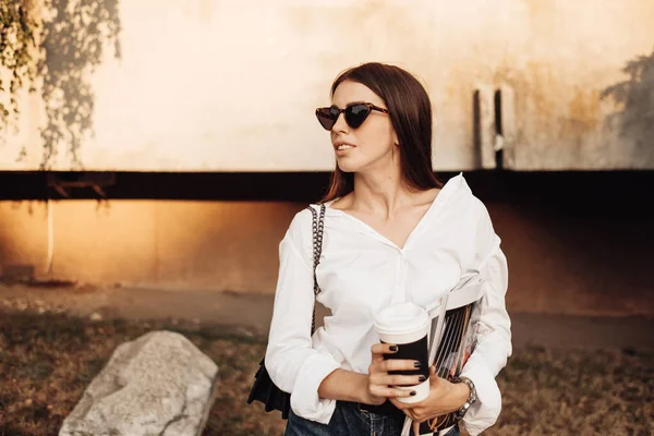 Retrato de cerca de una chica de moda vestida con vaqueros y camisa blanca, dama de negocios, concepto de poder de la mujer — Foto de Stock