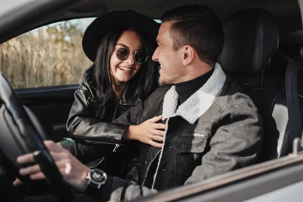 Siyah Giysili Mutlu Seyahat Çifti Arabanın İçinde Oturan Yolculuğun Tadını Çıkartıyor, Tatil Konsepti — Stok fotoğraf
