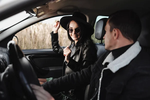 Feliz Casal Viajante Vestido com Roupas Elegantes Pretas Gozando de uma Viagem De Estrada Sentado Dentro Do Carro, Conceito De Férias — Fotografia de Stock