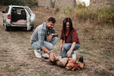 Birlikte Yolculuk Eden Mutlu Çiftler Köpek, Tatil Konsepti, Tatilleri Şehir dışında Keyifli Yolculuklar
