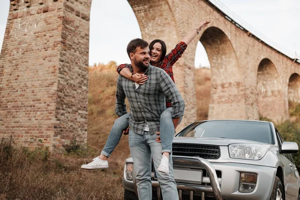 Happy Traveling Par Tillsammans Njuta av Road Trip, Semester koncept, Semester utanför staden, Två glada människor — Stockfoto