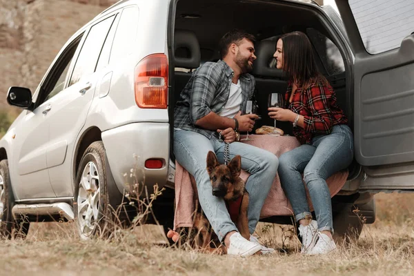 Feliz Pareja Viajera Juntos Disfrutando de un Viaje por Carretera con su Perro, Concepto de Vacaciones, Vacaciones Fuera de la Ciudad — Foto de Stock