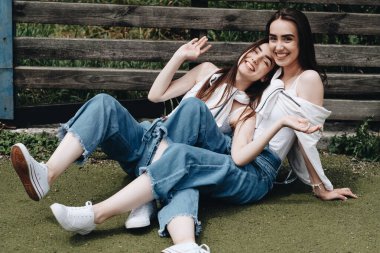 İki Genç Esmer İkiz Kız Kardeş 'in Portresi Kot ve Beyaz Tişört Giymiş, Sonsuza Kadar En İyi Arkadaş Konsepti