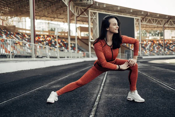 한 스포츠 건강 소녀의 사진, 복장을 한 운동복을 입은 채 스트레칭 운동 과 도시 경기장에서의 훈련, 건강 한 생활 방식의 개념 — 스톡 사진